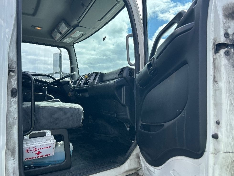 Medium Duty Box Truck-Light and Medium Duty Trucks-Hino-2019-338-Saint Laurent-PQ-132,966\n\t\tkm-$ 62,500 - Image 20