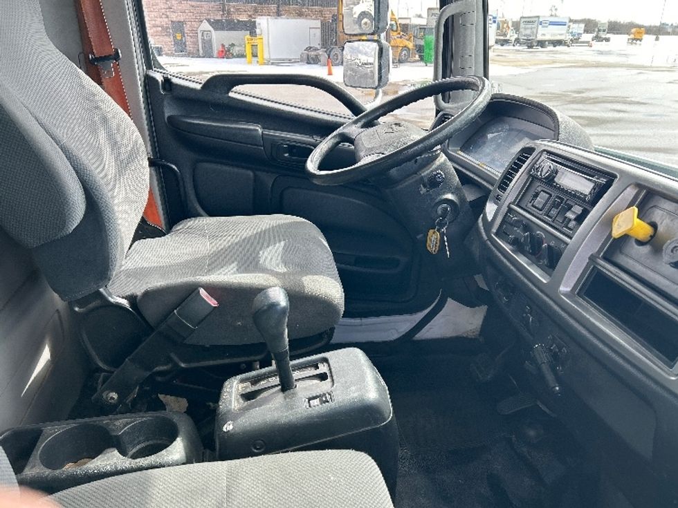 Medium Duty Box Truck-Light and Medium Duty Trucks-Hino-2019-338-Saint Laurent-PQ-132,966\n\t\tkm-$ 62,500 - Image 22