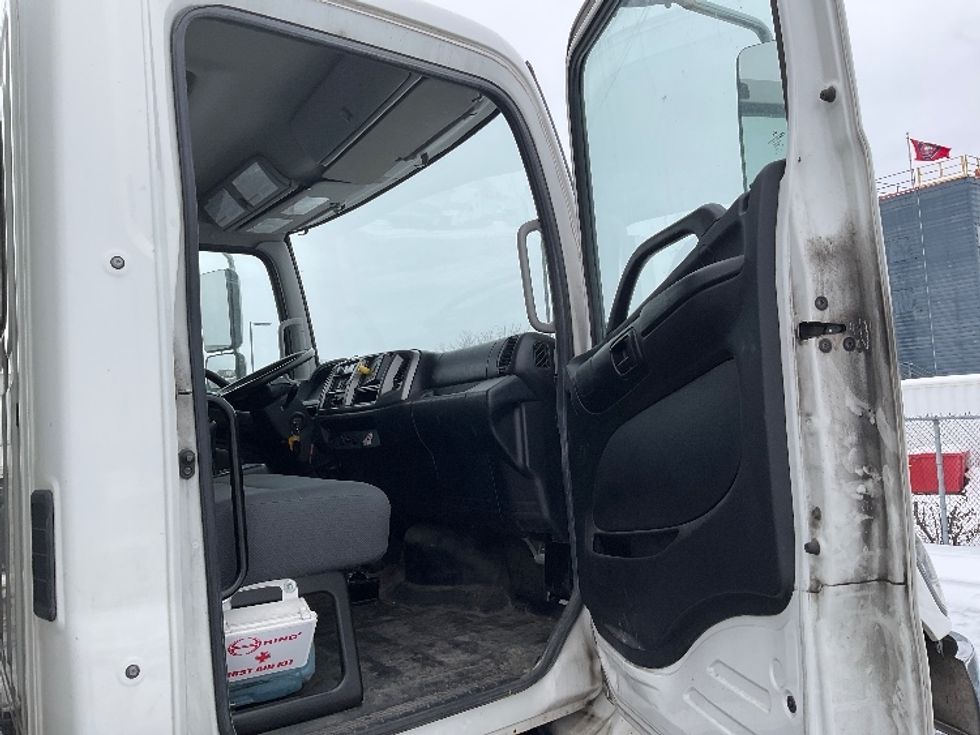 Medium Duty Box Truck-Light and Medium Duty Trucks-Hino-2019-338-Saint Laurent-PQ-349,325\n\t\tkm-$ 44,750 - Image 16