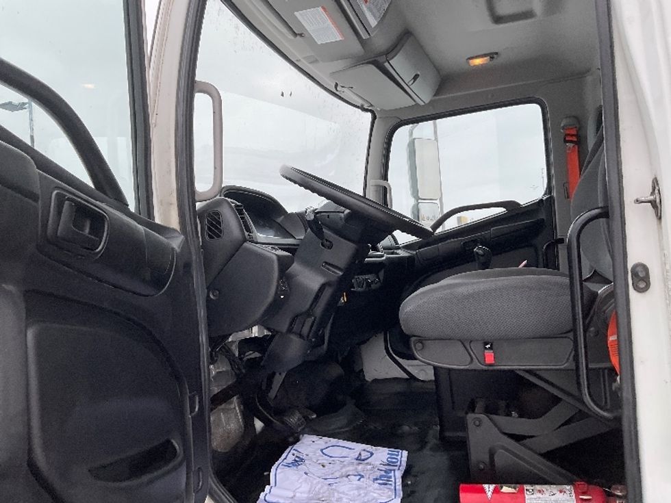 Medium Duty Box Truck-Light and Medium Duty Trucks-Hino-2019-338-Saint Laurent-PQ-368,252\n\t\tkm-$ 42,500 - Image 17