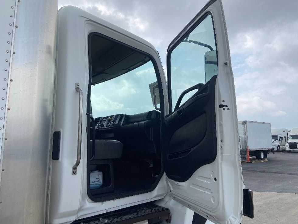 Medium Duty Box Truck-Light and Medium Duty Trucks-Hino-2019-338-San Antonio-TX-285,264\n\t\tmiles-$ 31,250 - Image 20