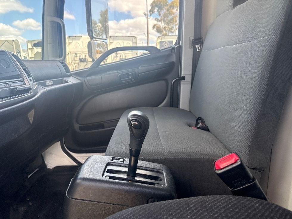 Medium Duty Box Truck-Light and Medium Duty Trucks-Hino-2019-338-Torrance-CA-102,130\n\t\tmiles-$ 48,500 - Image 19