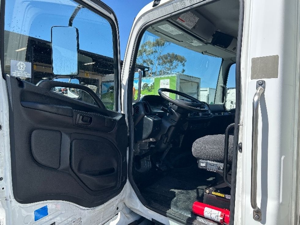 Medium Duty Box Truck-Light and Medium Duty Trucks-Hino-2019-338-Torrance-CA-109,125\n\t\tmiles-$ 48,000 - Image 16