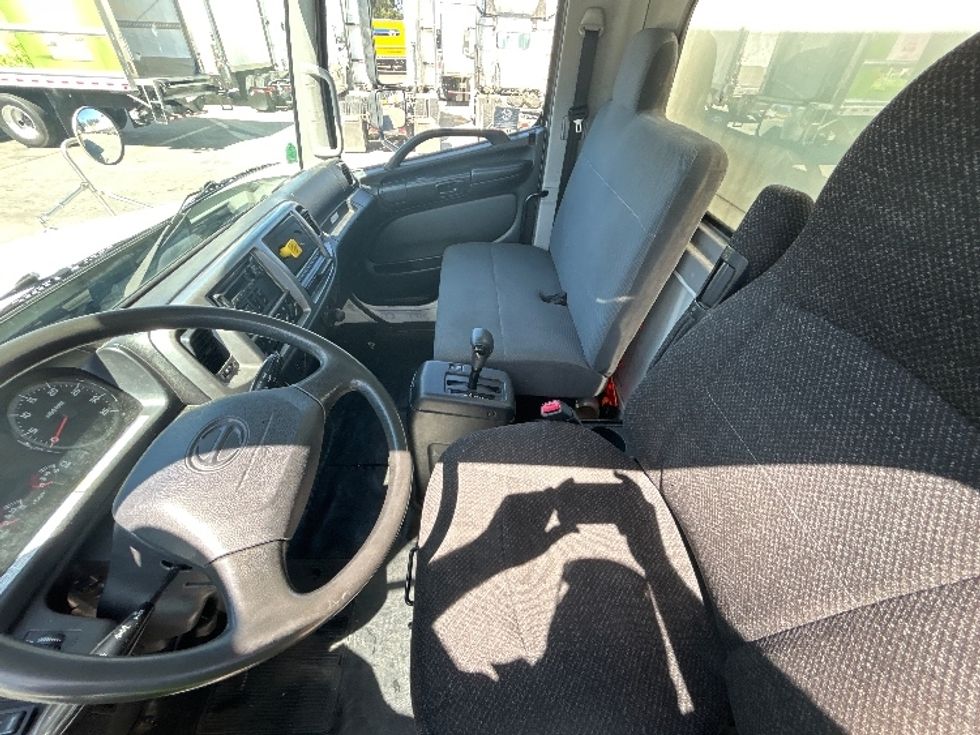Medium Duty Box Truck-Light and Medium Duty Trucks-Hino-2019-338-Torrance-CA-109,125\n\t\tmiles-$ 48,000 - Image 19