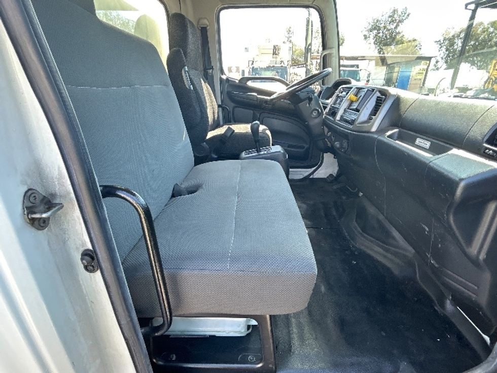 Medium Duty Box Truck-Light and Medium Duty Trucks-Hino-2019-338-Torrance-CA-109,125\n\t\tmiles-$ 48,000 - Image 22