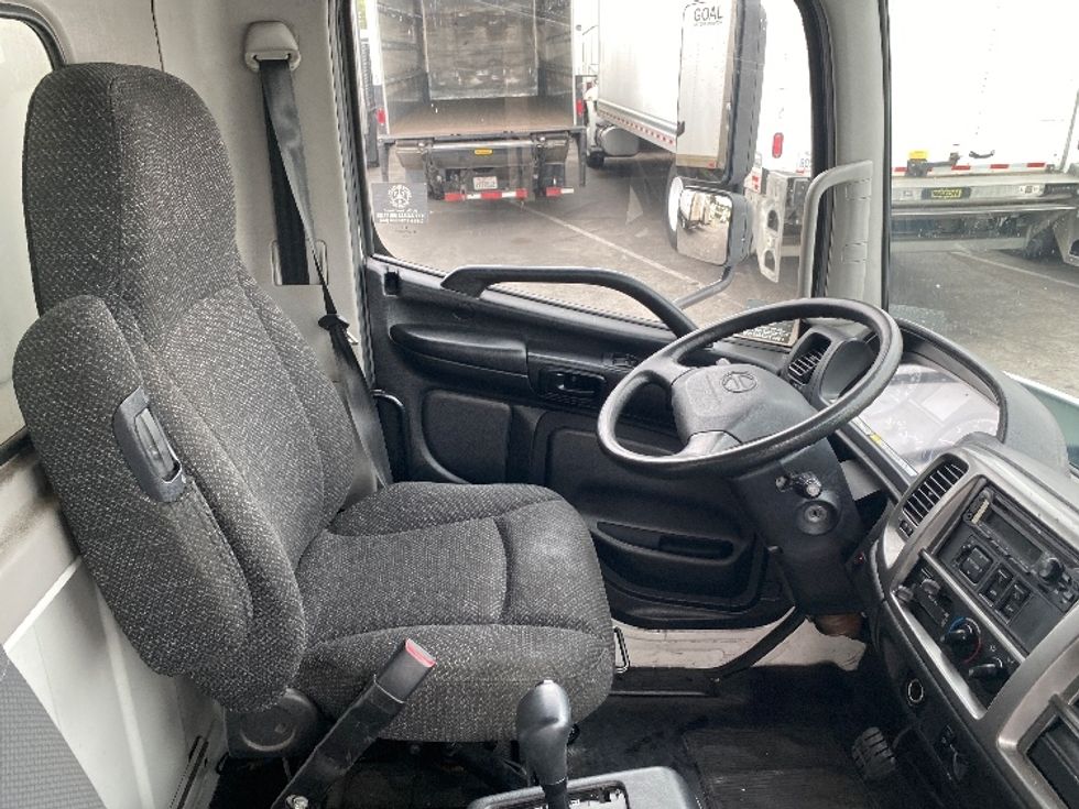 Medium Duty Box Truck-Light and Medium Duty Trucks-Hino-2019-338-Torrance-CA-72,742\n\t\tmiles-$ 50,250 - Image 22