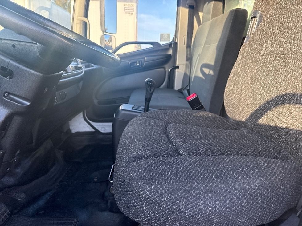 Medium Duty Box Truck-Light and Medium Duty Trucks-Hino-2019-338-Torrance-CA-86,127\n\t\tmiles-$ 49,250 - Image 17