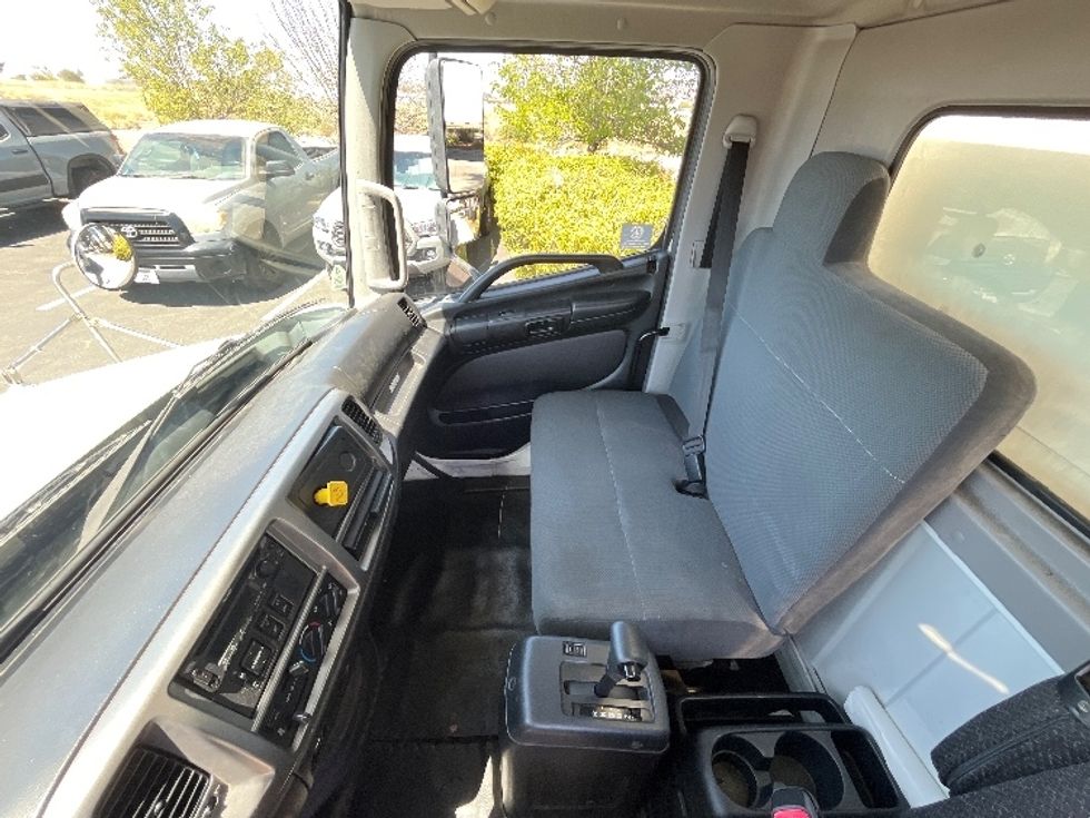Medium Duty Box Truck-Light and Medium Duty Trucks-Hino-2019-338-Torrance-CA-86,127\n\t\tmiles-$ 49,250 - Image 19