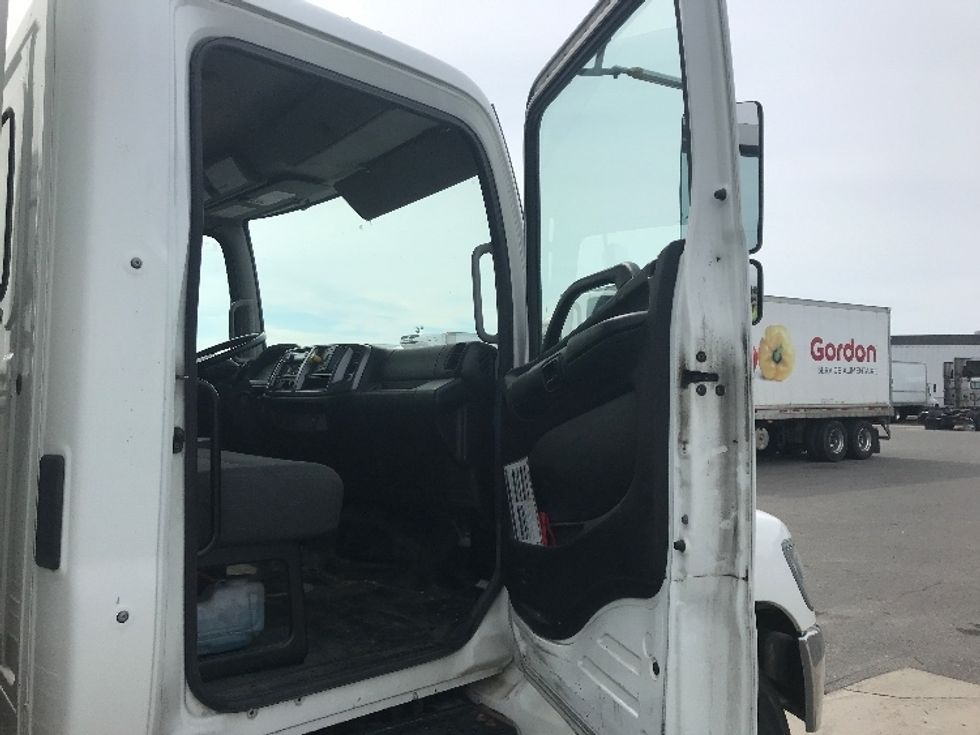 Medium Duty Box Truck-Light and Medium Duty Trucks-Hino-2019-358-Saint Laurent-PQ-285,770\n\t\tkm-$ 56,500 - Image 20