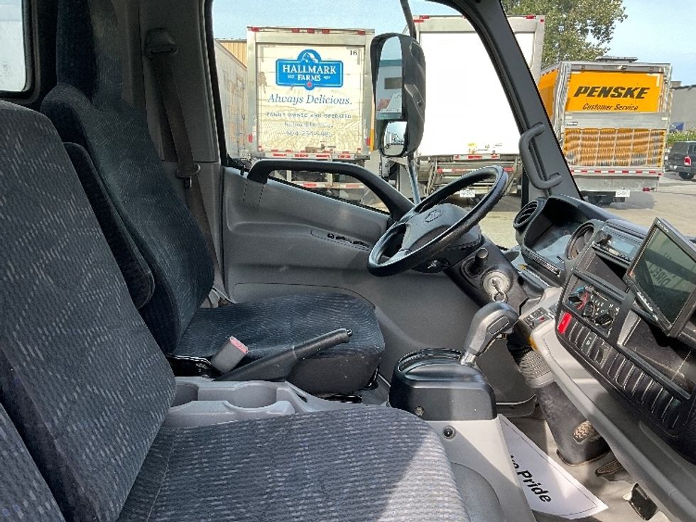 Medium Duty Box Truck-Light and Medium Duty Trucks-Hino-2020-195-Abbotsford-BC-162,553\n\t\tkm-$ 53,250 - Image 22