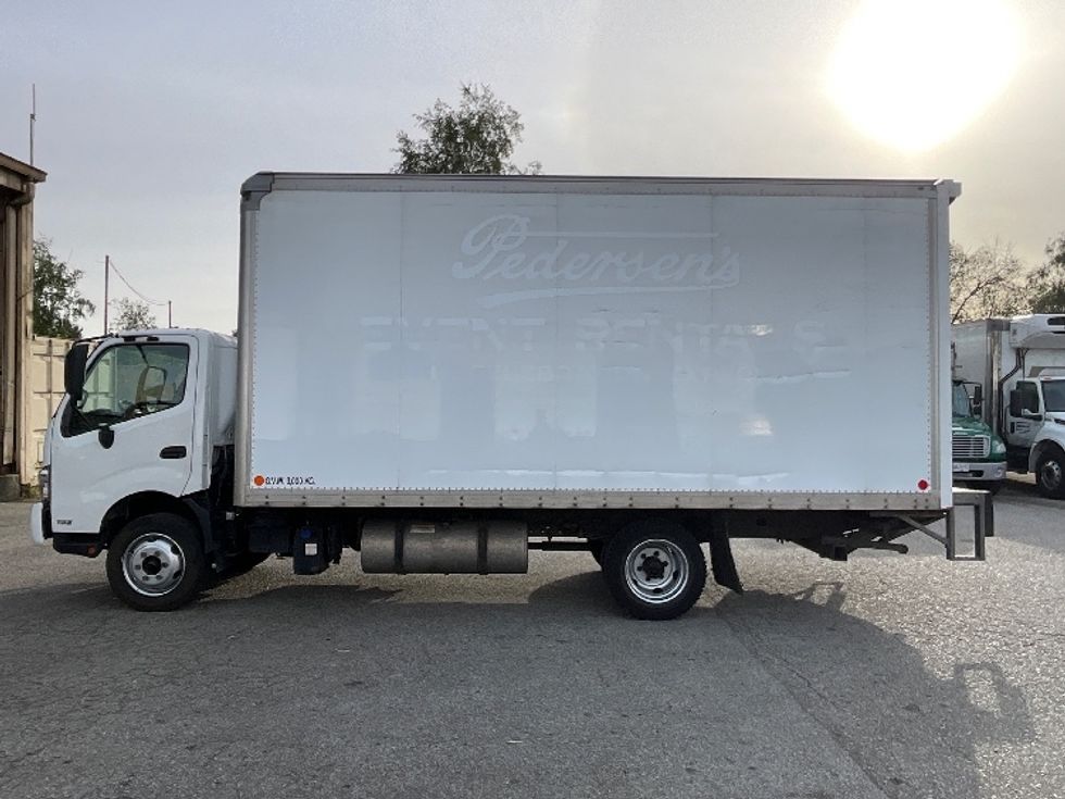 Medium Duty Box Truck-Light and Medium Duty Trucks-Hino-2020-195-Abbotsford-BC-162,553\n\t\tkm-$ 53,250 - Image 4