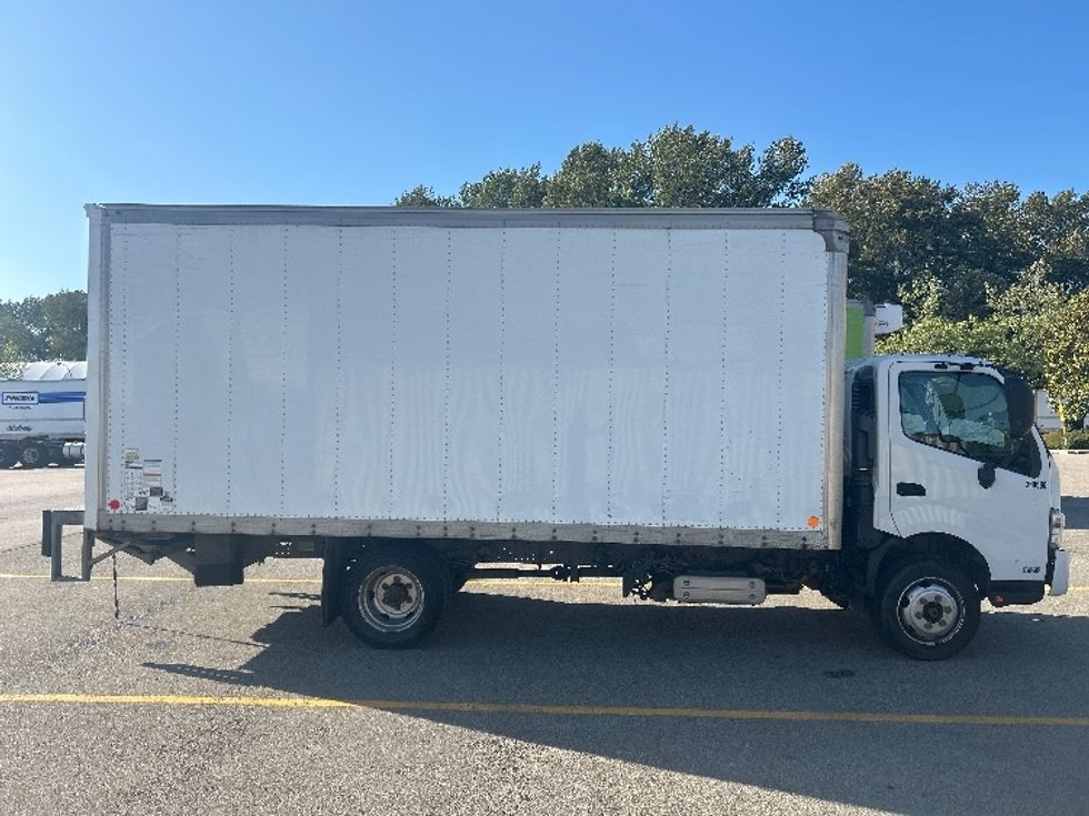 Medium Duty Box Truck-Light and Medium Duty Trucks-Hino-2020-195-Abbotsford-BC-229,512\n\t\tkm-$ 56,250 - Image 15
