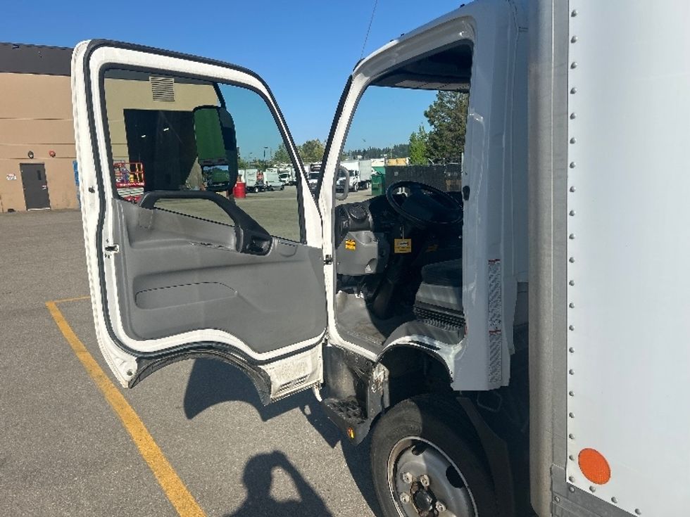 Medium Duty Box Truck-Light and Medium Duty Trucks-Hino-2020-195-Abbotsford-BC-229,512\n\t\tkm-$ 56,250 - Image 16