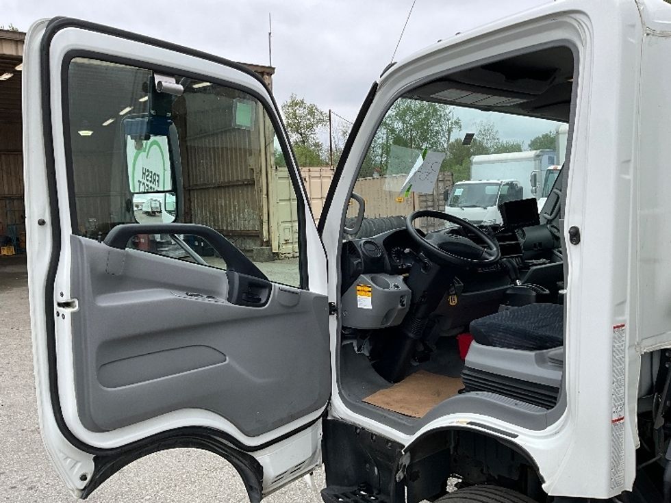 Medium Duty Box Truck-Light and Medium Duty Trucks-Hino-2020-195-Abbotsford-BC-48,547\n\t\tkm-$ 73,500 - Image 16