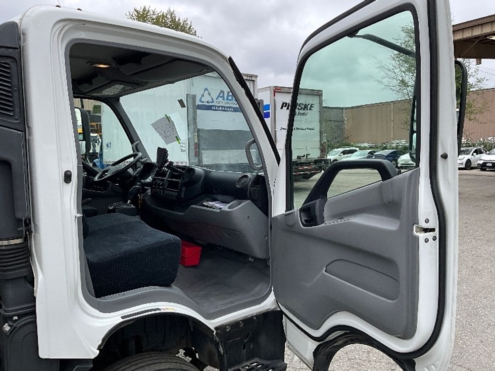 Medium Duty Box Truck-Light and Medium Duty Trucks-Hino-2020-195-Abbotsford-BC-48,547\n\t\tkm-$ 73,500 - Image 20