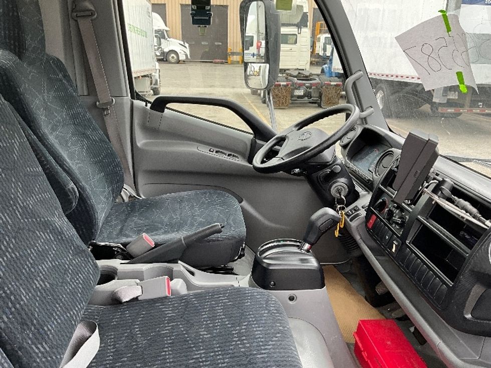 Medium Duty Box Truck-Light and Medium Duty Trucks-Hino-2020-195-Abbotsford-BC-48,547\n\t\tkm-$ 73,500 - Image 23