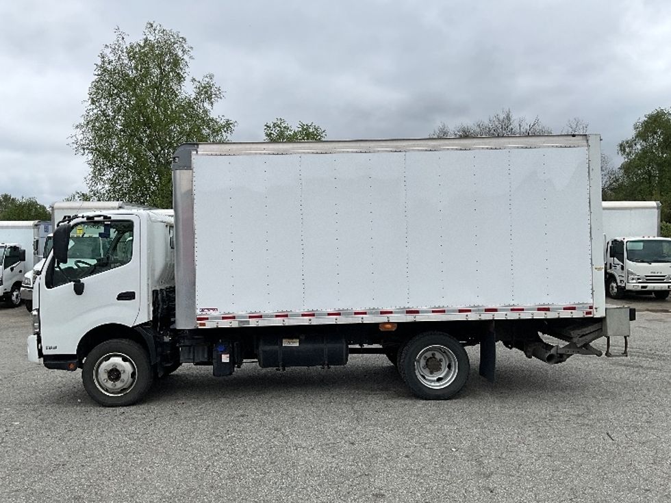 Medium Duty Box Truck-Light and Medium Duty Trucks-Hino-2020-195-Abbotsford-BC-48,547\n\t\tkm-$ 73,500 - Image 4