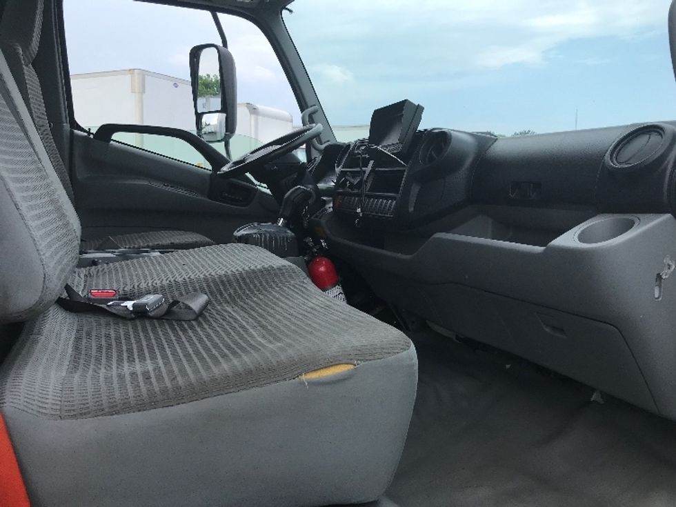 Medium Duty Box Truck-Light and Medium Duty Trucks-Hino-2020-195-Bensalem-PA-110,205\n\t\tmiles-$ 41,250 - Image 19