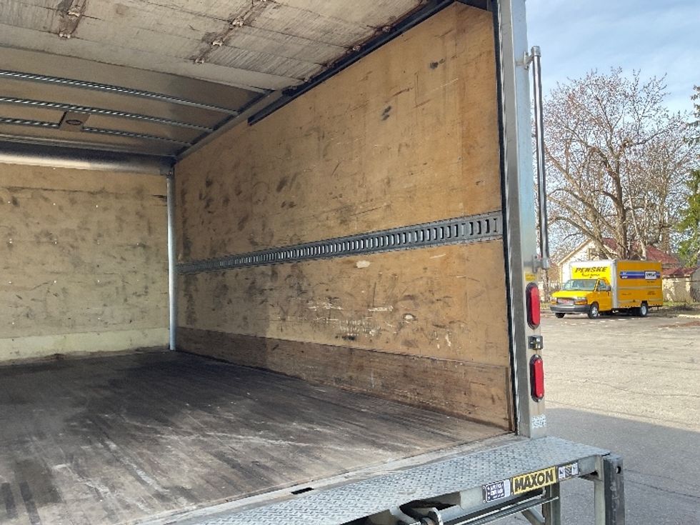 Medium Duty Box Truck-Light and Medium Duty Trucks-Hino-2020-195-Buffalo-NY-127,492\n\t\tmiles-$ 32,250 - Image 12