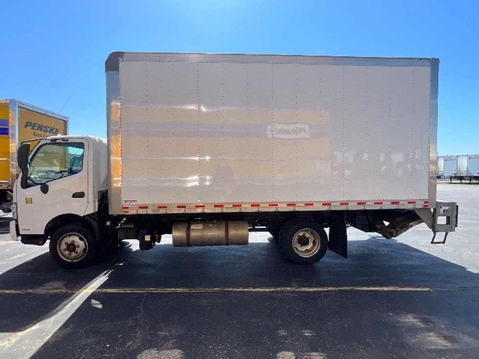 Medium Duty Box Truck-Light and Medium Duty Trucks-Hino-2020-195-Cambridge-ON-67,079\n\t\tkm-$ 61,500 - Image 4