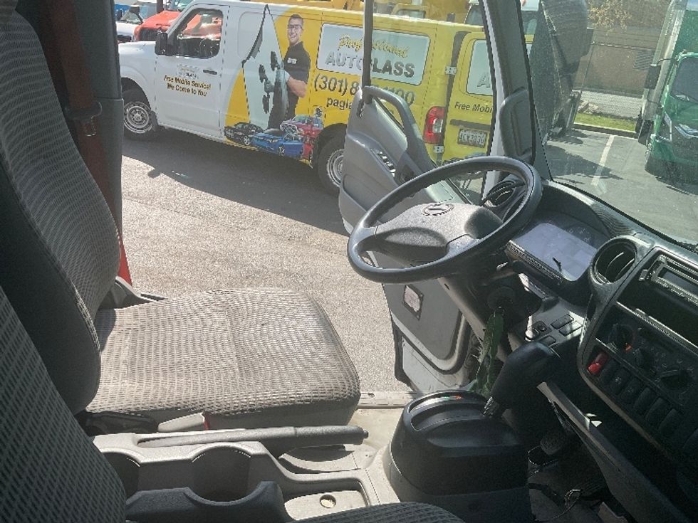 Medium Duty Box Truck-Light and Medium Duty Trucks-Hino-2020-195-Capitol Heights-MD-126,648\n\t\tmiles-$ 42,000 - Image 22