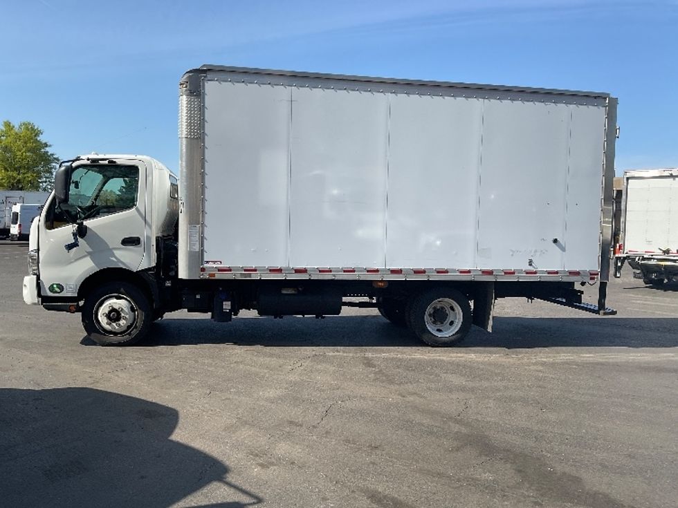 Medium Duty Box Truck-Light and Medium Duty Trucks-Hino-2020-195-Capitol Heights-MD-126,648\n\t\tmiles-$ 42,000 - Image 4