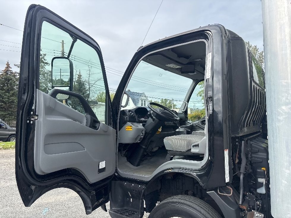 Medium Duty Box Truck-Light and Medium Duty Trucks-Hino-2020-195-Elmsford-NY-56,310\n\t\tmiles-$ 46,750 - Image 16