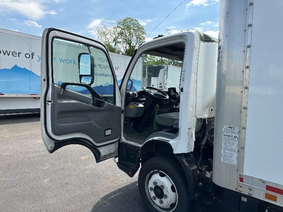 Medium Duty Box Truck-Light and Medium Duty Trucks-Hino-2020-195-Jessup-MD-139,126\n\t\tmiles-$ 38,500 - Image 16