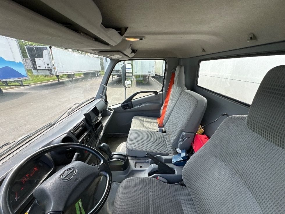 Medium Duty Box Truck-Light and Medium Duty Trucks-Hino-2020-195-Jessup-MD-139,126\n\t\tmiles-$ 38,500 - Image 19