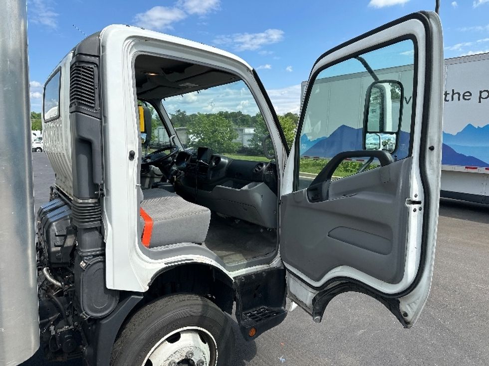 Medium Duty Box Truck-Light and Medium Duty Trucks-Hino-2020-195-Jessup-MD-139,126\n\t\tmiles-$ 38,500 - Image 20