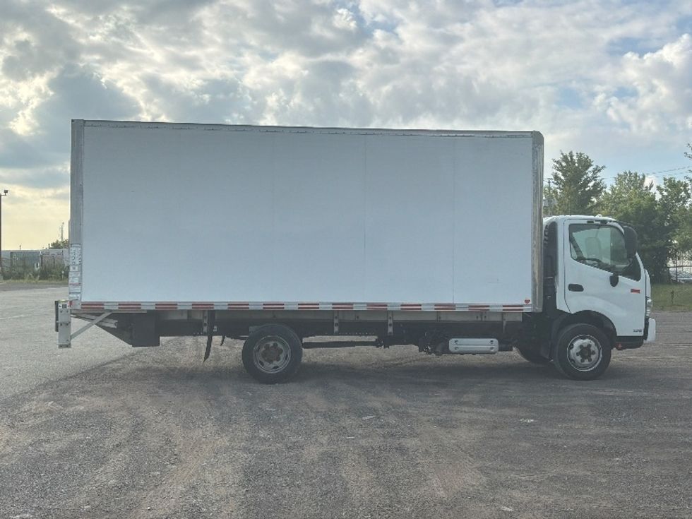 Medium Duty Box Truck-Light and Medium Duty Trucks-Hino-2020-195-Laval-PQ-165,571\n\t\tkm-$ 52,500 - Image 15