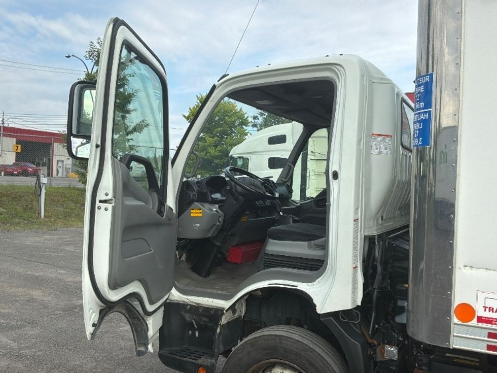 Medium Duty Box Truck-Light and Medium Duty Trucks-Hino-2020-195-Laval-PQ-165,571\n\t\tkm-$ 52,500 - Image 16