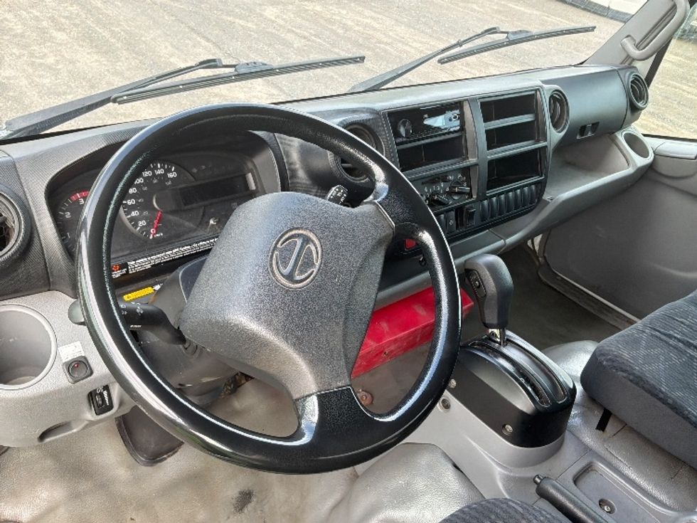 Medium Duty Box Truck-Light and Medium Duty Trucks-Hino-2020-195-Laval-PQ-165,571\n\t\tkm-$ 52,500 - Image 17