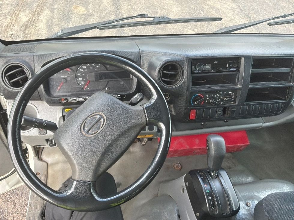 Medium Duty Box Truck-Light and Medium Duty Trucks-Hino-2020-195-Laval-PQ-165,571\n\t\tkm-$ 52,500 - Image 18