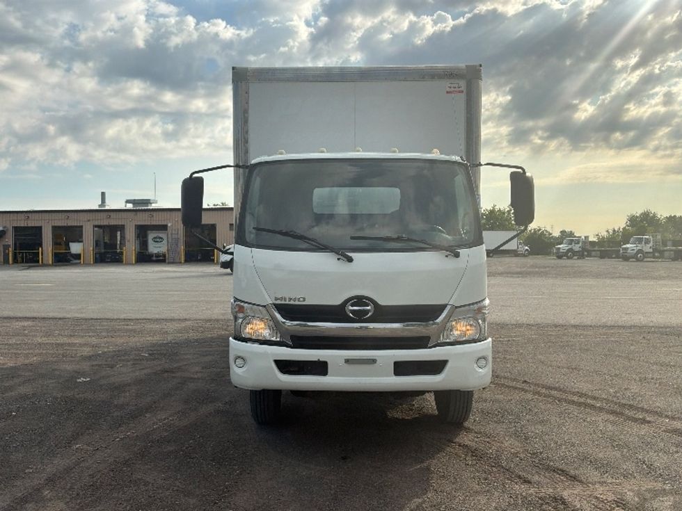 Medium Duty Box Truck-Light and Medium Duty Trucks-Hino-2020-195-Laval-PQ-165,571\n\t\tkm-$ 52,500 - Image 2