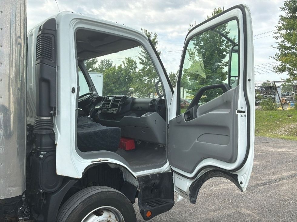 Medium Duty Box Truck-Light and Medium Duty Trucks-Hino-2020-195-Laval-PQ-165,571\n\t\tkm-$ 52,500 - Image 20