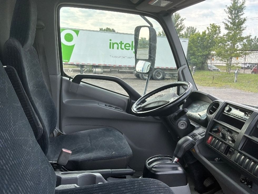 Medium Duty Box Truck-Light and Medium Duty Trucks-Hino-2020-195-Laval-PQ-165,571\n\t\tkm-$ 52,500 - Image 22