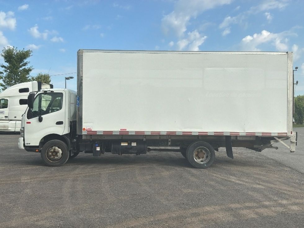Medium Duty Box Truck-Light and Medium Duty Trucks-Hino-2020-195-Laval-PQ-165,571\n\t\tkm-$ 52,500 - Image 4