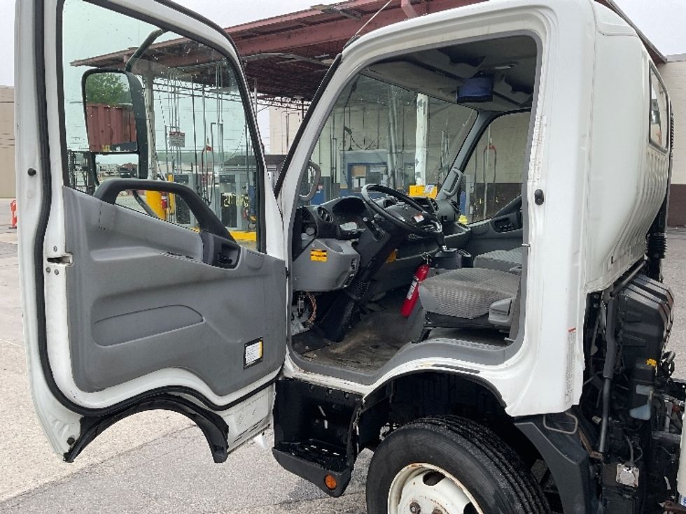 Medium Duty Box Truck-Light and Medium Duty Trucks-Hino-2020-195-Londonderry-NH-126,487\n\t\tmiles-$ 39,000 - Image 16