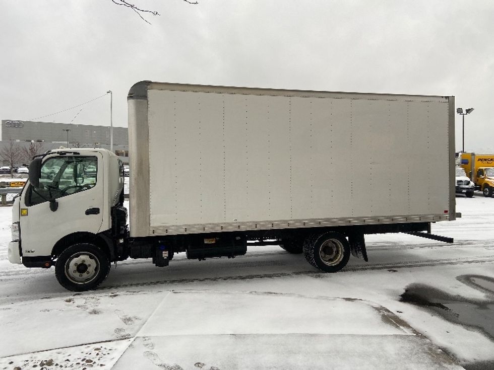 Medium Duty Box Truck-Light and Medium Duty Trucks-Hino-2020-195-Mississauga-ON-114,065\n\t\tkm-$ 64,500 - Image 4