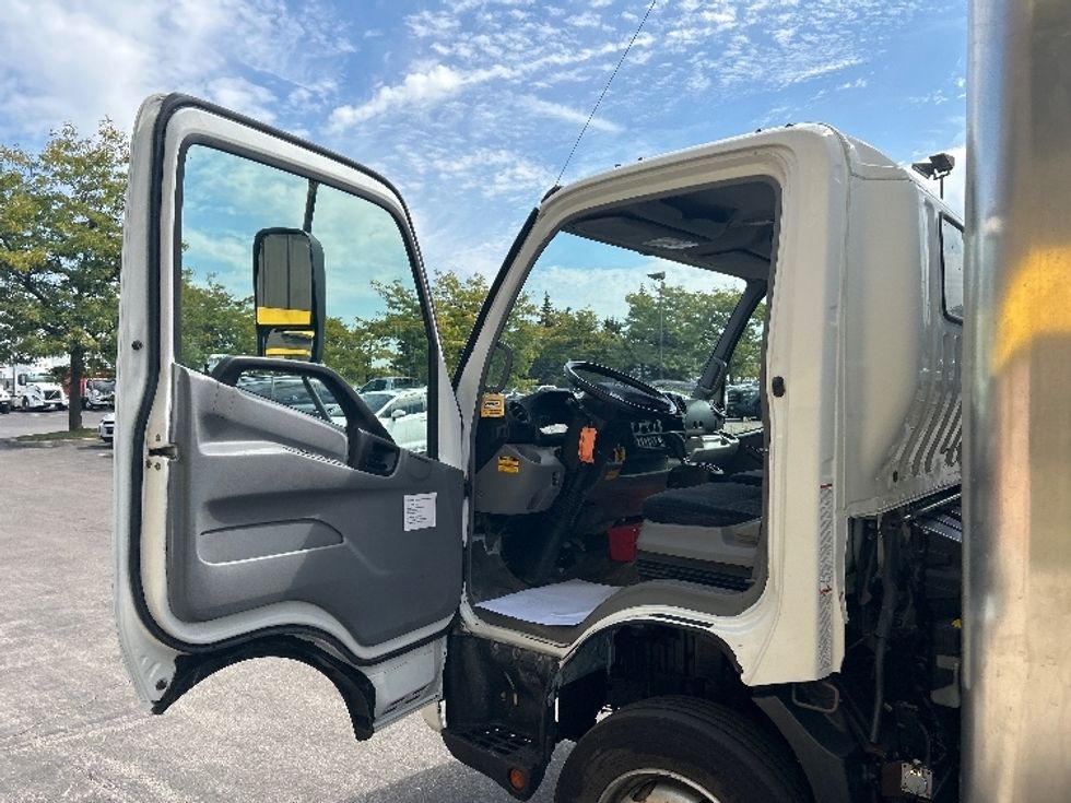 Medium Duty Box Truck-Light and Medium Duty Trucks-Hino-2020-195-Mississauga-ON-206,295\n\t\tkm-$ 55,500 - Image 16