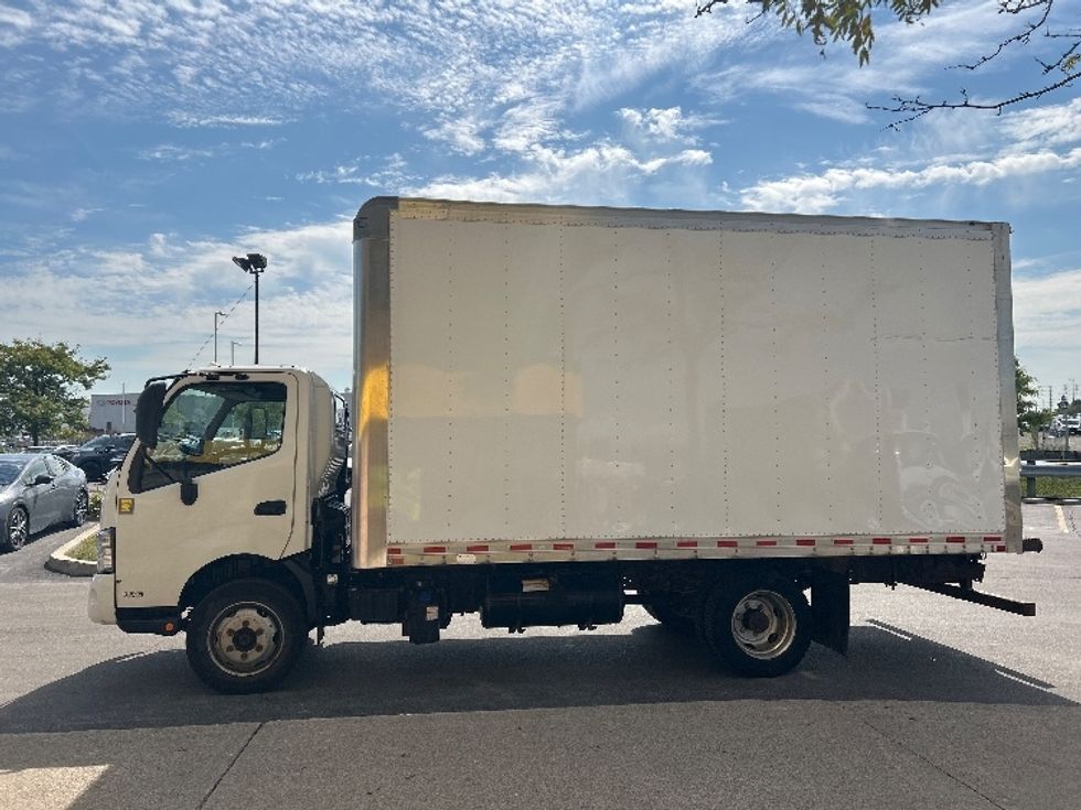 Medium Duty Box Truck-Light and Medium Duty Trucks-Hino-2020-195-Mississauga-ON-206,295\n\t\tkm-$ 55,500 - Image 4