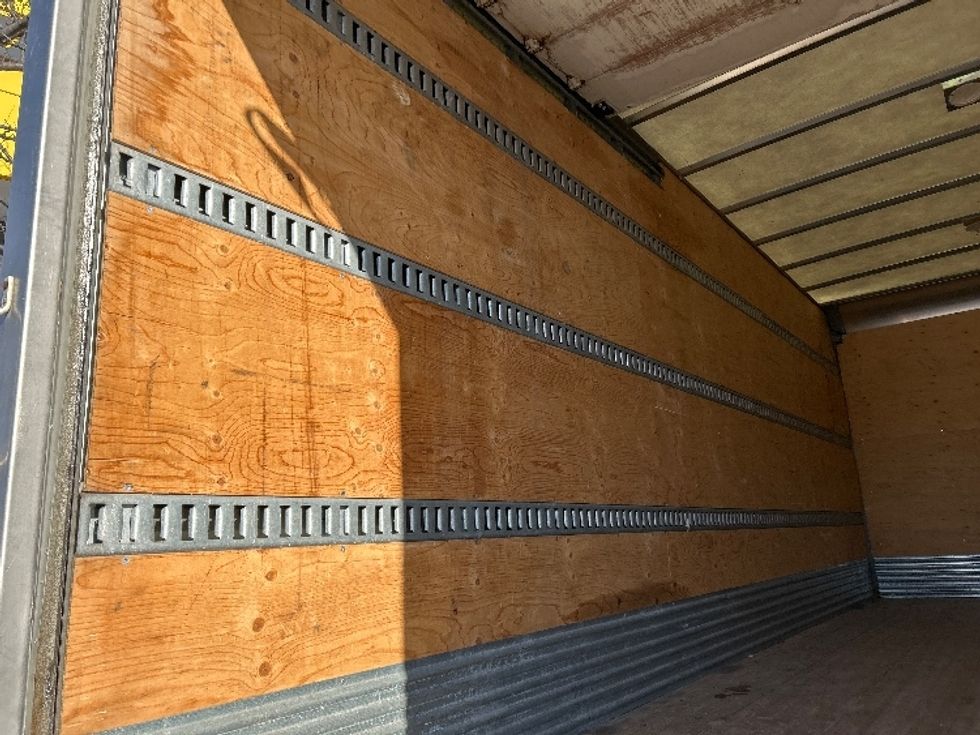 Medium Duty Box Truck-Light and Medium Duty Trucks-Hino-2020-195-Mississauga-ON-99,485\n\t\tkm-$ 65,750 - Image 11