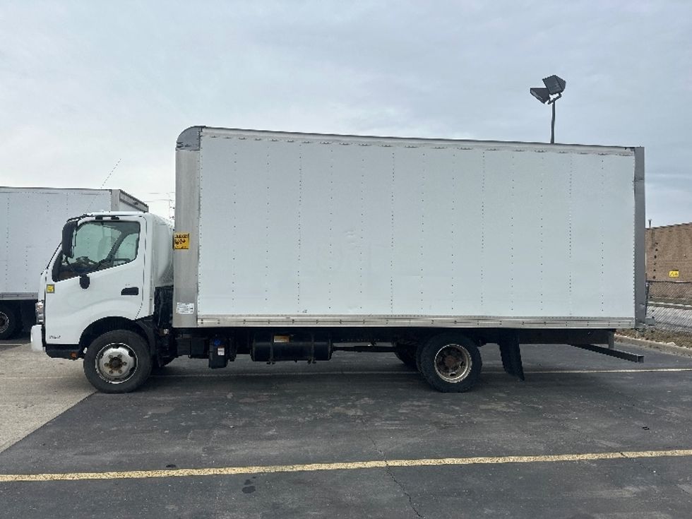 Medium Duty Box Truck-Light and Medium Duty Trucks-Hino-2020-195-Mississauga-ON-99,485\n\t\tkm-$ 65,750 - Image 4