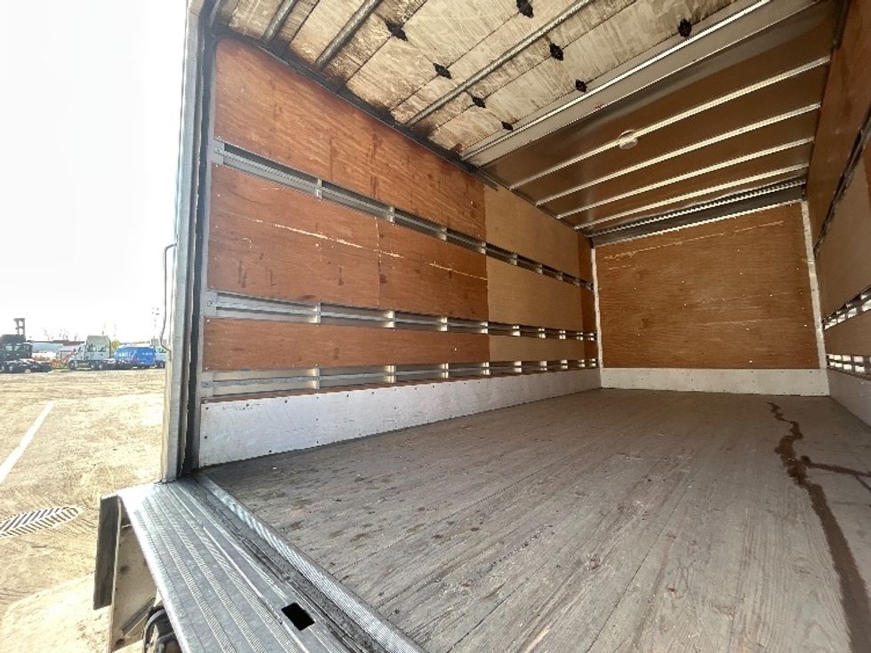 Medium Duty Box Truck-Light and Medium Duty Trucks-Hino-2020-195-Montreal-PQ-242,030\n\t\tkm-$ 52,750 - Image 11