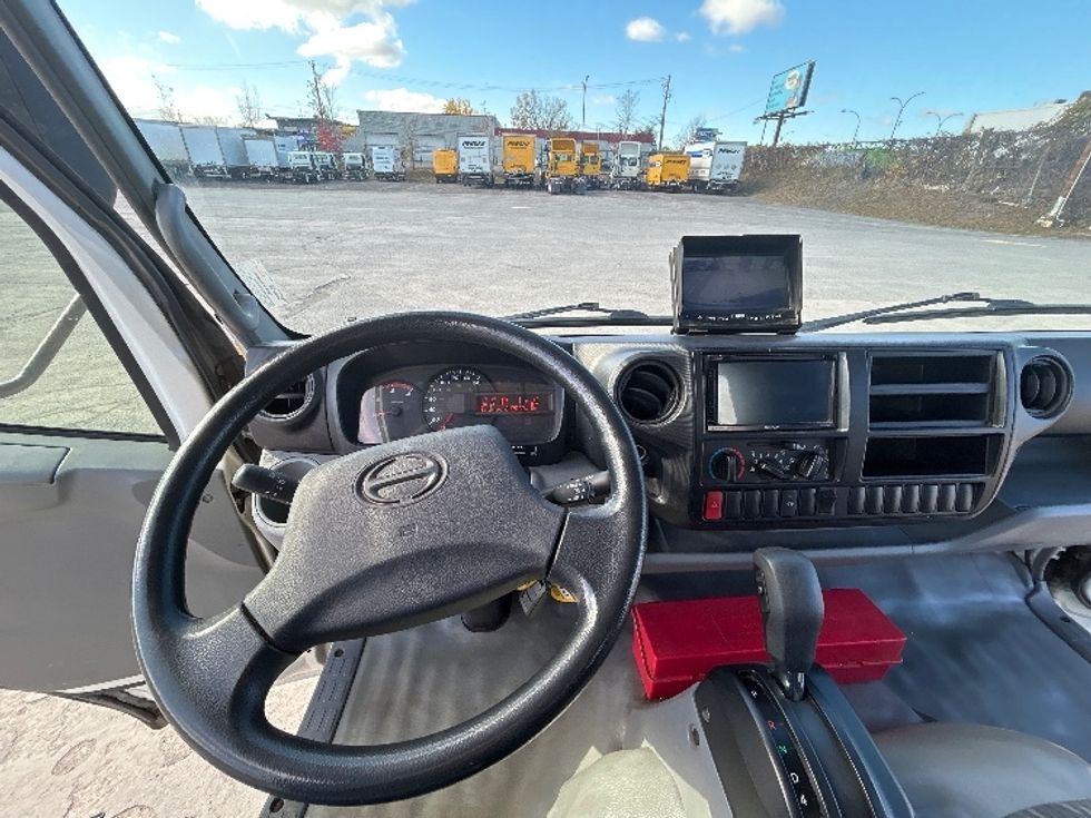 Medium Duty Box Truck-Light and Medium Duty Trucks-Hino-2020-195-Montreal-PQ-242,030\n\t\tkm-$ 52,750 - Image 18