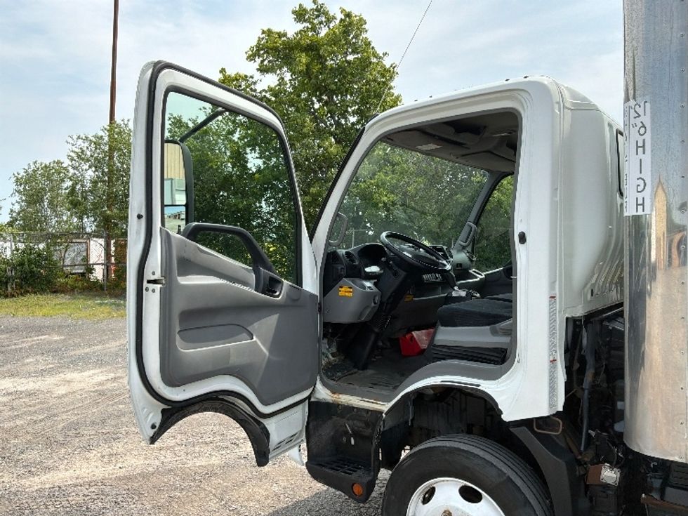 Medium Duty Box Truck-Light and Medium Duty Trucks-Hino-2020-195-Montreal-PQ-252,367\n\t\tkm-$ 41,500 - Image 16