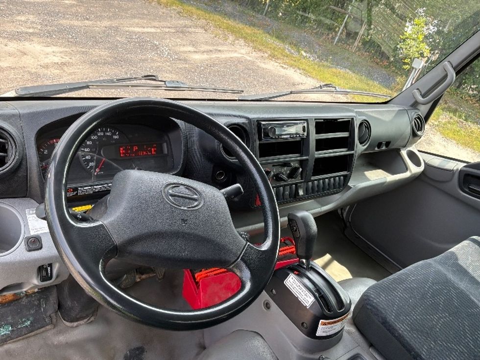 Medium Duty Box Truck-Light and Medium Duty Trucks-Hino-2020-195-Montreal-PQ-252,367\n\t\tkm-$ 41,500 - Image 17