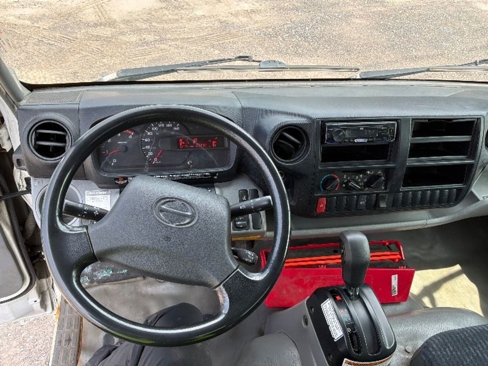 Medium Duty Box Truck-Light and Medium Duty Trucks-Hino-2020-195-Montreal-PQ-252,367\n\t\tkm-$ 41,500 - Image 18