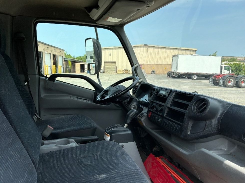 Medium Duty Box Truck-Light and Medium Duty Trucks-Hino-2020-195-Montreal-PQ-252,367\n\t\tkm-$ 41,500 - Image 22